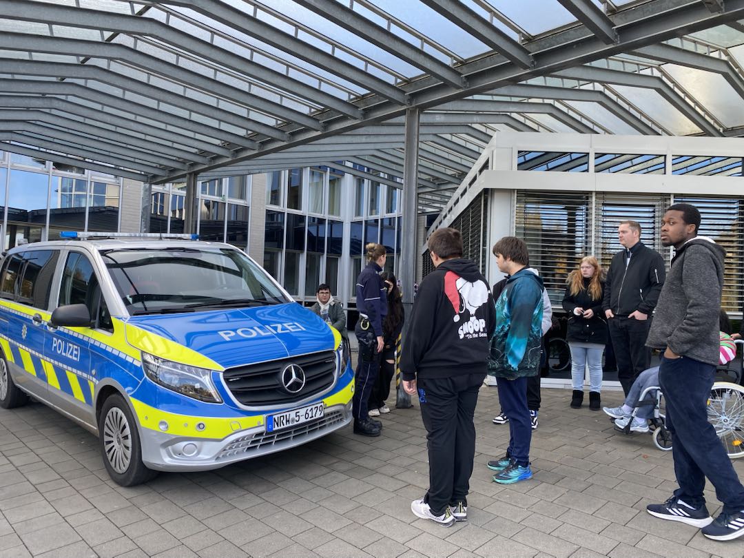 Besuch der Holz-Klasse bei der Polizeiwache am Kreishaus Gütersloh