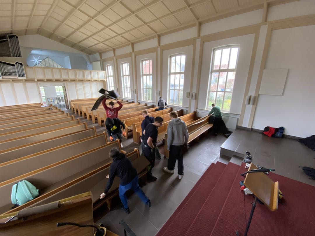Sitzbänke aus der Kirche bekommen ein neues Leben an der Schule im FiLB